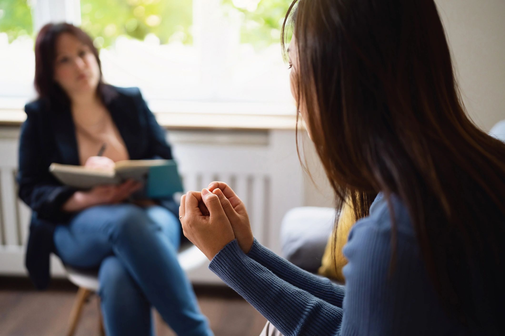 Sesión terapéutica para adultos con personas sentadas y rostro poco visible
